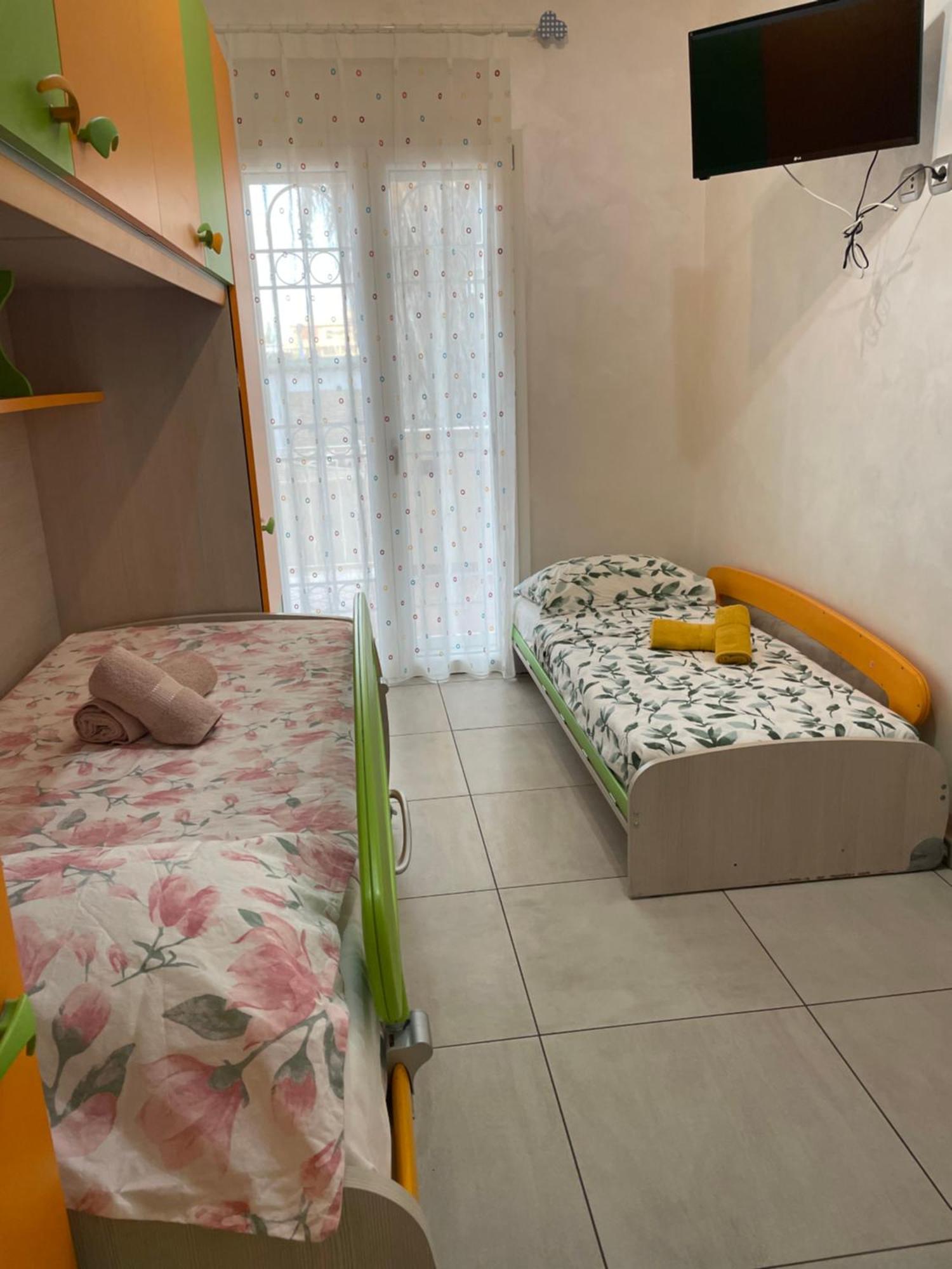 Home With Parking Near The Airport And Beach فيوميتشينو المظهر الخارجي الصورة