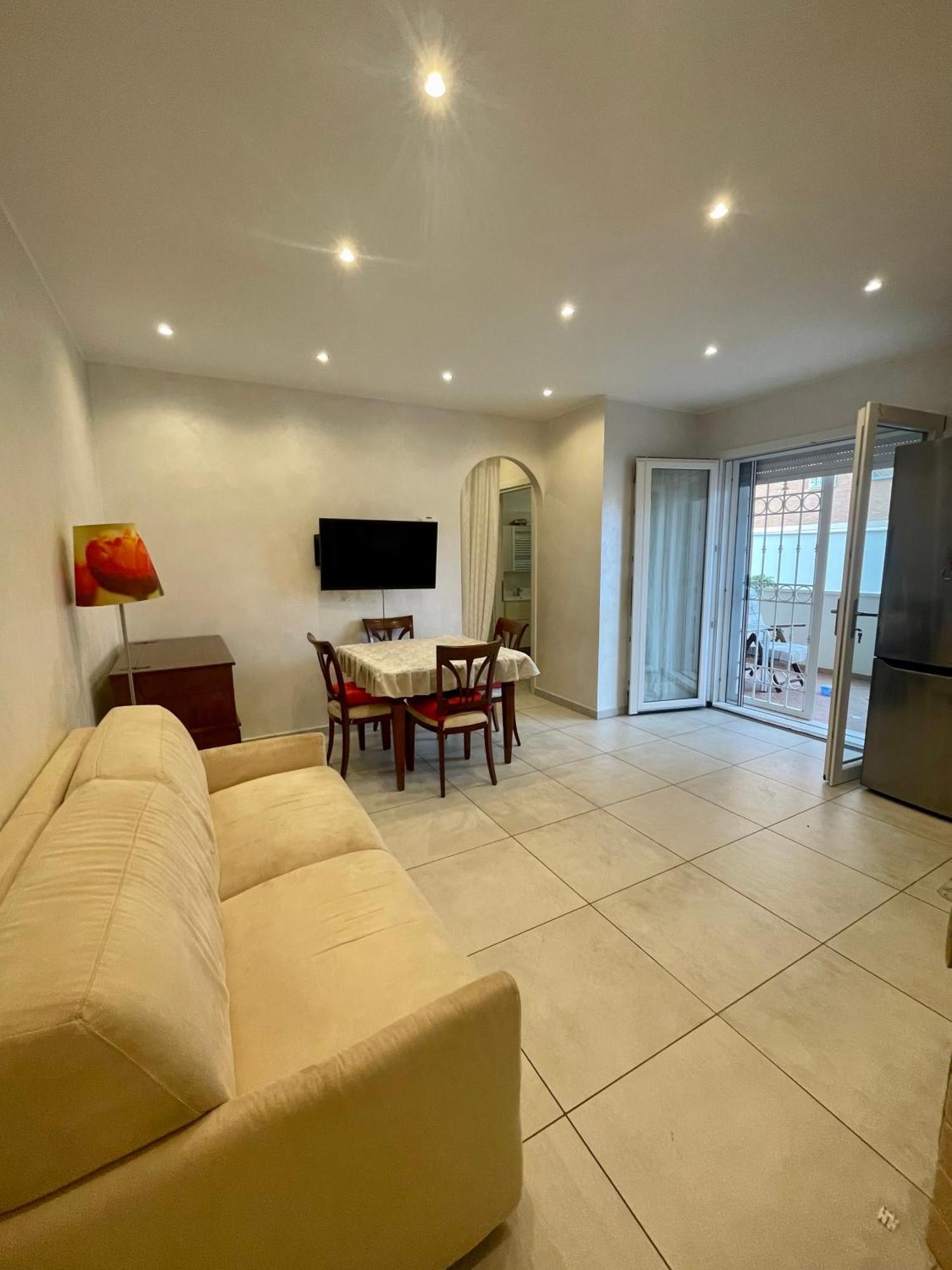 Home With Parking Near The Airport And Beach فيوميتشينو المظهر الخارجي الصورة